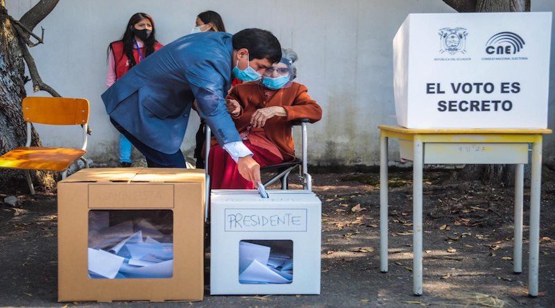 Arauz acompaña a su abuela a ejercer el voto en Guayaquil