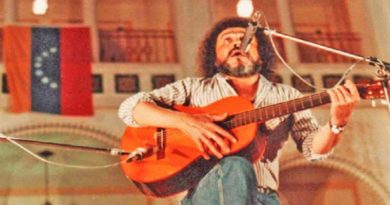 Ocho éxitos del Cantor del Pueblo para reafirmar el camino hacia la máxima felicidad