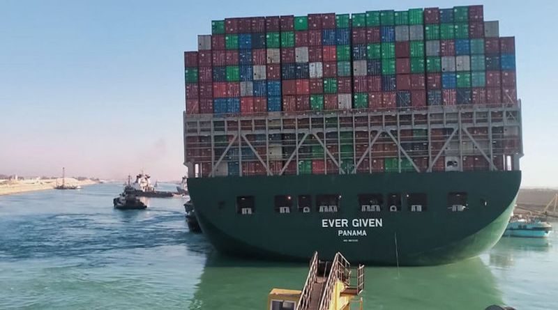 Remolcadores consiguen reflotar parcialmente el buque que bloquea el canal de Suez