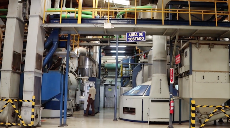 Cada silo de la Empresa Nacional del Café tiene una capacidad de almacenamiento de aproximadamente 400.000 kilos Cada silo de la Empresa Nacional del Café tiene una capacidad de almacenamiento de aproximadamente 400.000 kilos