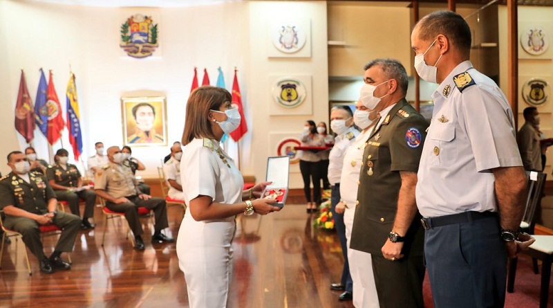 Ministro Padrino López condecora a distinguidas damas de la República Bolivariana e integrantes de la FANB