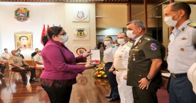 Ministro Padrino López condecora a distinguidas damas de la República Bolivariana e integrantes de la FANB