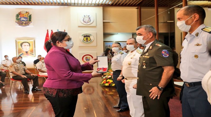 Ministro Padrino López condecora a distinguidas damas de la República Bolivariana e integrantes de la FANB