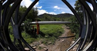 Indígenas peruanos reclaman derechos y toman oleoducto