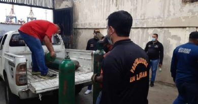 Distribuyen más de 22 cilindros de oxígeno en diversos centros centinelas en La Guiara