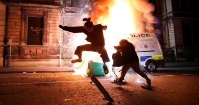 (PROGRAMAR) REINO UNIDO | Agentes heridos y vehículos policiales incendiados dejan choques entre manifestantes y policías en Inglaterra en protesta por ley que aumenta represión