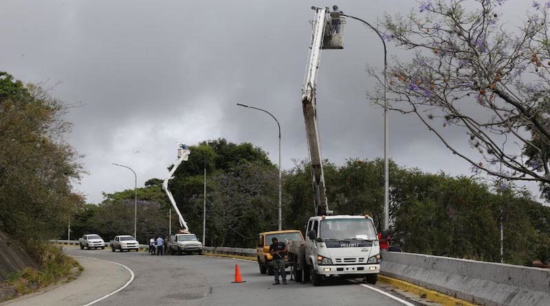 Instalan luminarias LED en Cota Mil de Caracas que habían sido vandalizadas