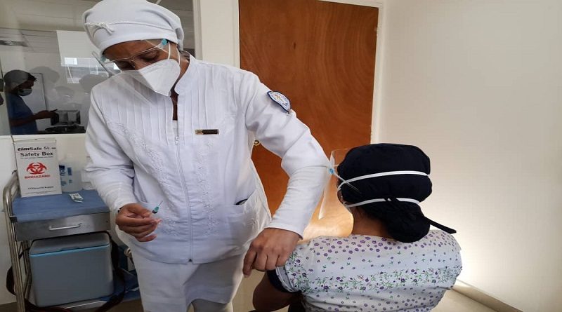 Realizan jornada de vacunación de la segunda dosis Sputnik-V a trabajadores del sector salud en Caracas