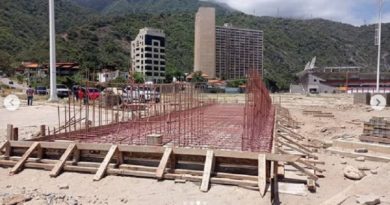Avanza construcción del monumento "Espada de Bolívar" en conmemoración del Bicentenario de la Batalla de Carabobo en La Guaira
