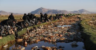 Bolivia emprende una campaña de limpieza nunca antes vista en el lago Uru Uru