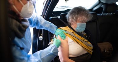 Francia abre primer centro de vacunación en automóviles para acelerar despliegue de vacunación antiCOVID-19