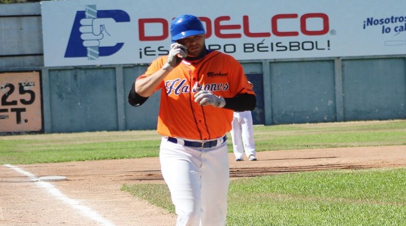 El venezolano Ricardo Marcano persigue la Triple Corona de bateo en El Salvador