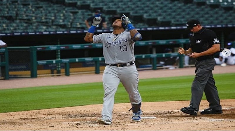 Salvador Pérez llega a 27 batazos de vuelta completa en victoria de Reales 9-1 ante Medias Blancas