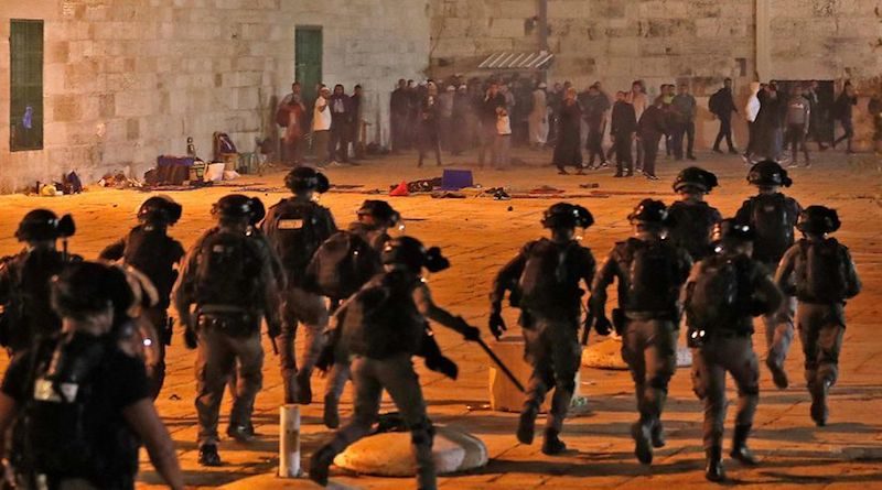 Enfrentamientos en mezquita de Al-Aqsa dejan 205 palestinos y 17 policías israelíes heridos