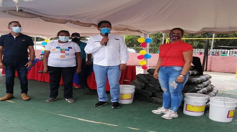 Dotan de rollos de manto y cuñetes prime a la Escuela Nicolás Antonio Pulido en el sector Santa Rosa de Barinas