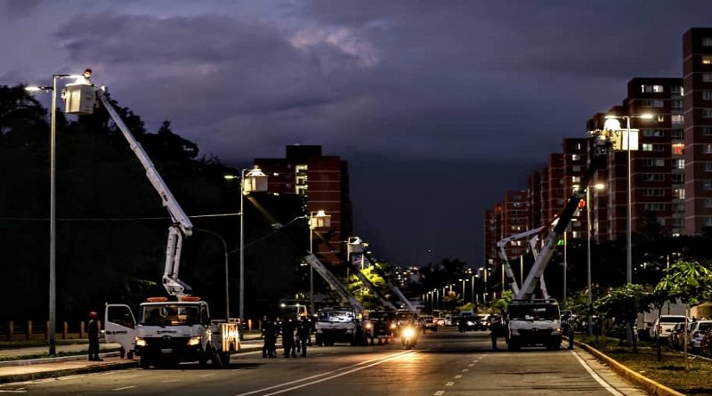 Corpoelec sustituye 414 luminarias en complejo urbanístico Ciudad Tiuna de Caracas