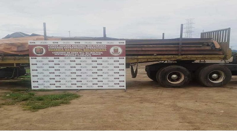 GNB retiene camión con 30 toneladas de rieles de vía férrea en Bolívar