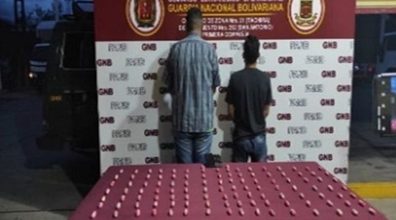 GNB detiene a dos hombres que expulsaron 114 dediles de cocaína