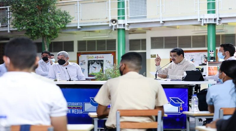 Presidente Maduro llamó a los transportistas respetar el pasaje estudiantil