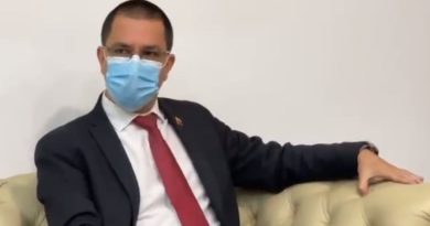 Canciller Arreaza abordo impacto de las medidas coercitivas unilaterales con autoridades del Centro para el Diálogo Humanitario