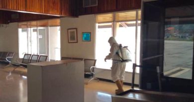 Brigadas de saneamiento ejecutan una jornada de desinfección contra la COVID-19 en los espacios del aeropuerto de Mérida