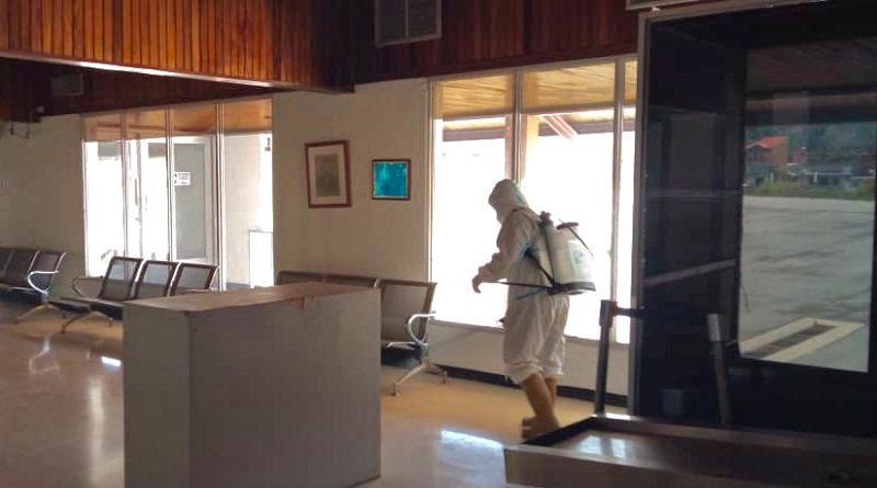 Brigadas de saneamiento ejecutan una jornada de desinfección contra la COVID-19 en los espacios del aeropuerto de Mérida