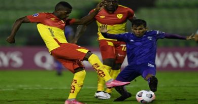 Metropolitanos consigue su primera victoria de la Sudamericana al vencer 3-2 al Aucas de Ecuador El conjunto Metropolitanos consiguió este martes su primera victoria de la Copa Conmebol Sudamericana de Fútbol al vencer 3-2 al Aucas de Ecuador, en juego disputado en el estadio Olímpico de la UCV en Caracas, reseñaron medios deportivos. Robinson Flores abrió el camino del lauro al minuto 14, mientras que en la segunda mitad Johan Moreno 51' y Tomás Pavone, desde el punto penal al 65', presagiaba un cómodo triunfo para los dirigidos por José María Morr, sin embargo los ecuatorianos apretaron al final con tantos de Roberto Ordóñez 67' y Alex Carrera 69'. Con este resultado los capitalinos suman así sus primeras tres unidades en la zona, para dejar la última casilla del grupo D, que pasó a manos meridionales.