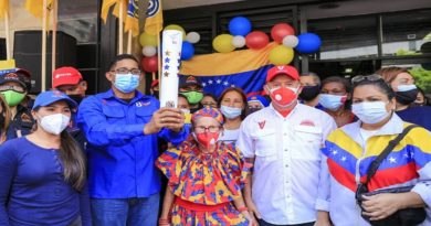 RUTA FUEGO PATRIO | Min. de Habitad y Vivienda recibió con compromiso la Antorcha Libertaria que recorrerá con fervor patrio las 3.550.000 viviendas del país
