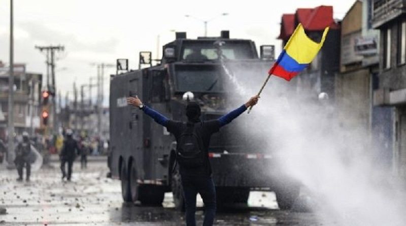Registran más de 900 detenciones arbitrarias contra manifestantes en Colombia