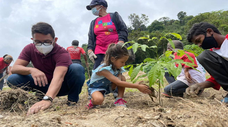 Niños y niñas sembraron más de 200 árboles frutales y forestales para salvar el planeta tierra en Carrizal