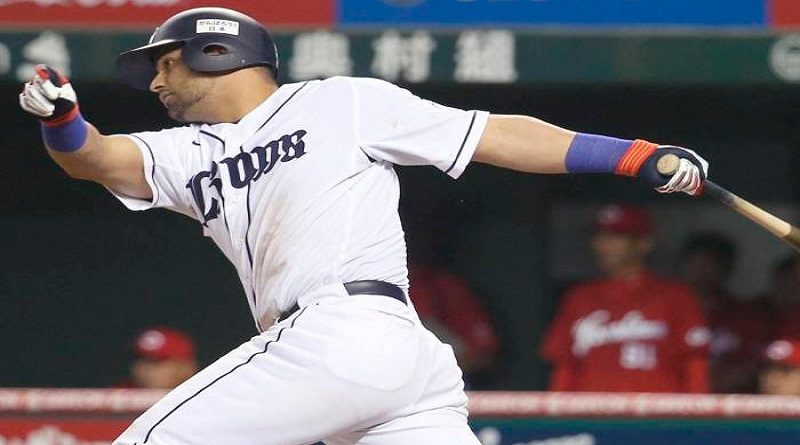 Ernesto Mejía despachó su primer jonrón de la temporada en Japón
