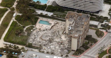 Rescatistas en el lugar del desplome de un edificio residencial en Miami, Florida (EE.UU.) el 24 de junio de 2021.