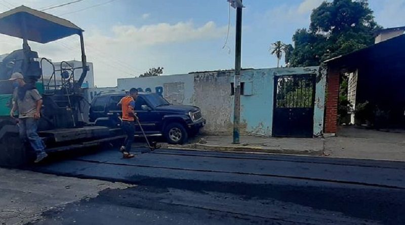 Más de 2 mil toneladas de asfalto colocan en calles y avenidas de la parroquia Caraballeda en La Guaira