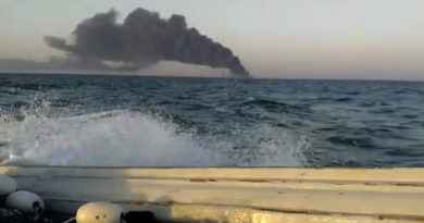 Barco más grande de la Armada de Irán se incendia y se hunde en el golfo de Omán