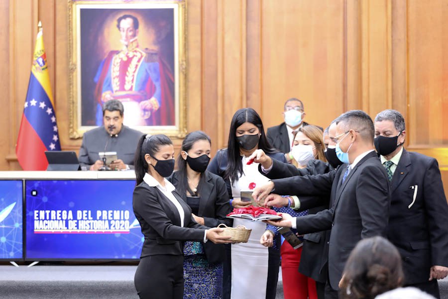 Jefe de Estado bautiza los primeros 12 de 200 libros impresos de la Colección Bicentenaria para celebrar victoria antiimperialista de Carabobo