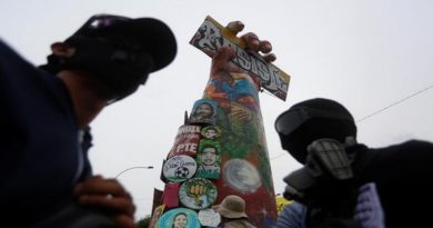 Manifestantes de Cali erigen monumento en apoyo a las protestas en Colombia