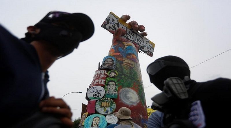 Manifestantes de Cali erigen monumento en apoyo a las protestas en Colombia