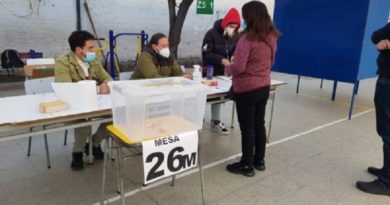 Chilenos acuden a las urnas para elegir 13 gobernadores