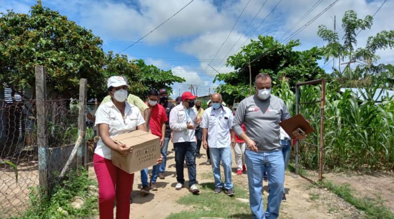 Atención a Víctimas del Bloqueo Imperial | Familias de recibieron dos centenares de bombillos tipo LED en Terrazas de las Mercedes de Barinas