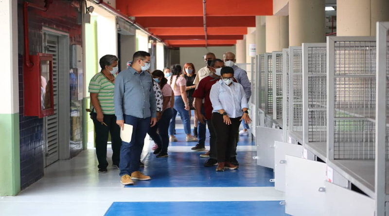 Inspeccionan trabajos de rehabilitación y modernización del Mercado Gran Cacique Macarao