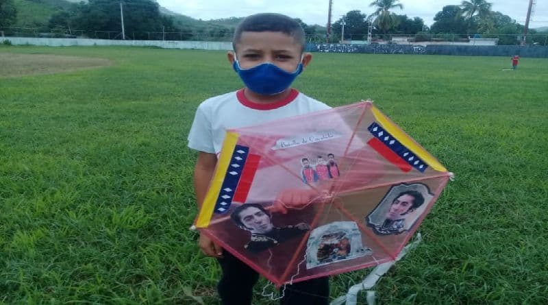Niños del país elevan un papagayo tricolor "Pájaros de Independencia" en homenaje del Bicentenario