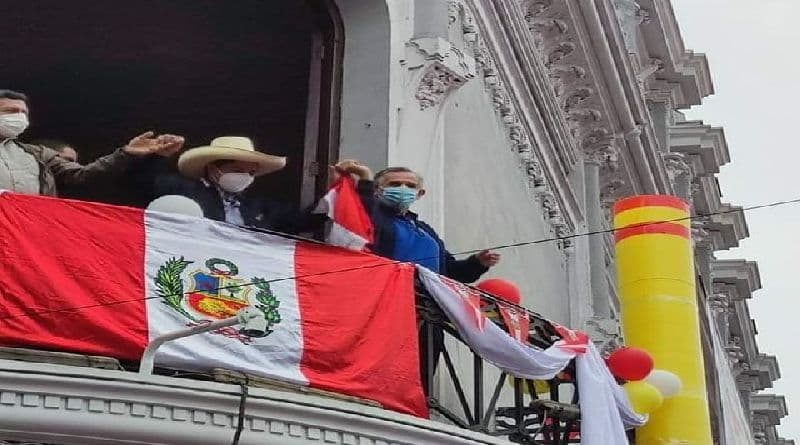 Con 50.165% de votos, Castillo supera a Fujimori