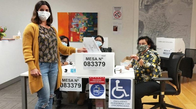 Peruanos en el extranjero acuden a sufragar para elegir presidente entre Castillo y Fujimori