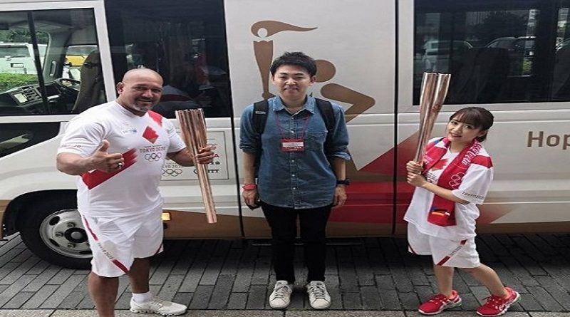 Venezolano Alex Ramírez porta la antorcha olímpica en la ciudad de Yokohama en Japón