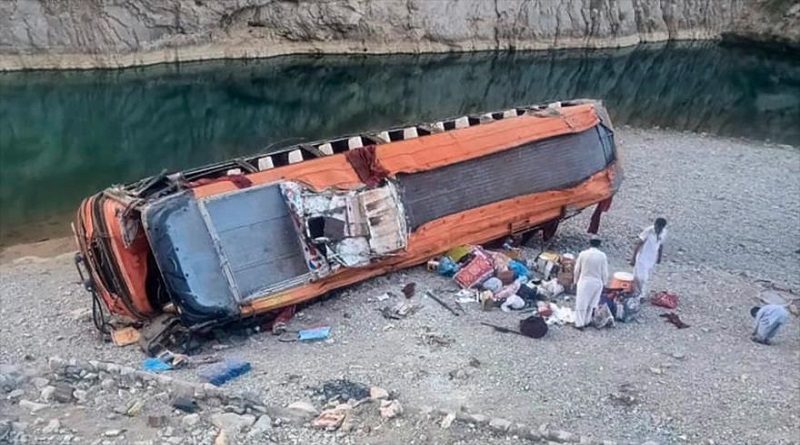 Al menos 20 pasajeros mueren en accidente de autobús en Pakistán