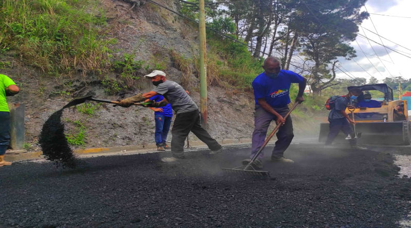 Aplican 15 toneladas de asfalto en sector Vuelta Azul de Los Teques
