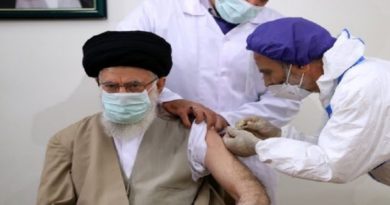 El ayatolá Ali Khamenei recibe primera dosis de vacuna producida en Irán Coviran Barekat contra la COVID-19