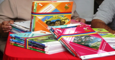 Un total de 200 libros conforman la Colección Bicentenaria que será compartido con el sistema educativo del país