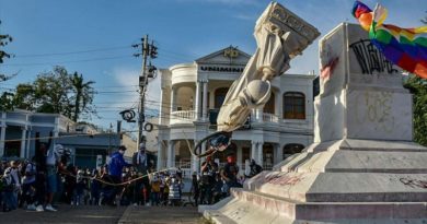 Dos meses de protestas contra Duque | Manifestantes colombianos derriban estatua de Cristóbal Colón