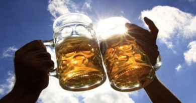 Conozcas los riesgos de beber cerveza cuando hace calor